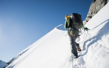 Uomo arrampicata in montagna — Foto stock