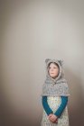 Menina vestindo capuz de malha com orelhas de urso — Fotografia de Stock