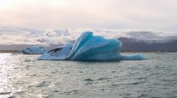Iceberg flotando en la laguna de Joekulsarlon - foto de stock