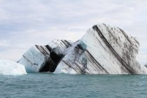 Icebergs flutuando na lagoa Joekulsarlon — Fotografia de Stock