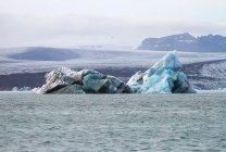 Iceberg galleggiante nella laguna di Joekulsarlon — Foto stock