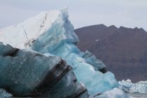 Iceberg con montañas, laguna de Joekulsarlon - foto de stock