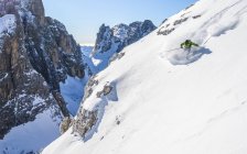 Mann beim Skifahren abseits der Piste — Stockfoto
