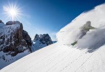 Mann beim Skifahren abseits der Piste — Stockfoto