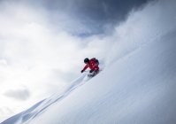 Человек на лыжах — стоковое фото