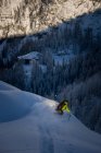 Homem em pó esqui ao entardecer — Fotografia de Stock