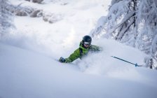 Homem em pó esqui — Fotografia de Stock