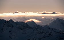 Silueta de montañas de invierno , - foto de stock
