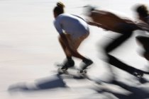 Три людини, скейтбординг — стокове фото