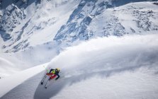 Людина порошку катання на лижах — стокове фото