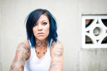 Femme avec tatouages — Photo de stock