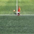 Хлопчик на футбольному полі — стокове фото