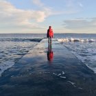 Boy standing on jetty — Stock Photo