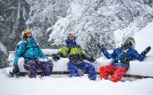 Лыжники наслаждаются сильным снегопадом — стоковое фото