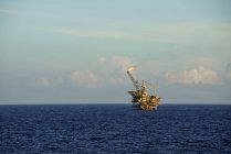 Plataforma petrolífera mar adentro - foto de stock