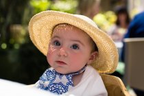 Bébé fille en chapeau de paille — Photo de stock