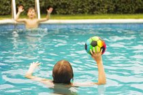 Хлопчики грають у м'яч у басейні — стокове фото