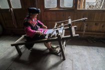 Chinês mulher tecelagem tecido — Fotografia de Stock