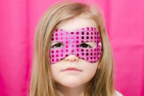 Menina vestindo máscara de super-herói — Fotografia de Stock