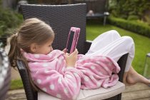 Mädchen schaut auf digitalem Tablet zu — Stockfoto
