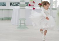 Chica en vestido blanco bailando - foto de stock