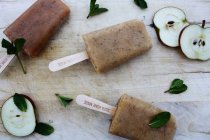 Apple and mint ice lollies — Stock Photo