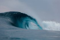 Rompiendo olas azules - foto de stock