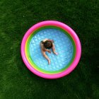 Fille assise dans la piscine de rembourrage — Photo de stock