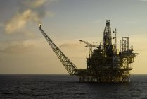 Plataforma petrolífera en el mar - foto de stock