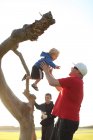 Padre cattura figlio saltando giù dall'albero — Foto stock