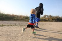 Dois meninos correndo — Fotografia de Stock