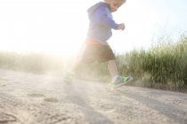 Rapaz a correr ao ar livre — Fotografia de Stock