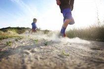 Zwei Jungen rennen ins Freie — Stockfoto