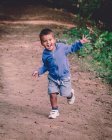 Мальчик на лесной дорожке — стоковое фото