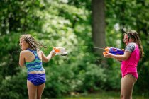 Zwei Mädchen mit Wasserpistolen — Stockfoto
