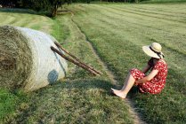Дівчина сидить у полі — стокове фото