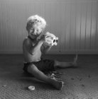 Мальчик играет с копилкой — стоковое фото