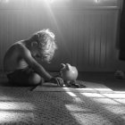 Хлопчик грає з скарбничкою — стокове фото
