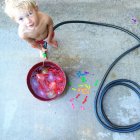 Criança com água de balde — Fotografia de Stock