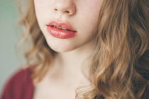 Femme portant du rouge à lèvres — Photo de stock