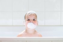 Девушка в ванной с пузырьком — стоковое фото