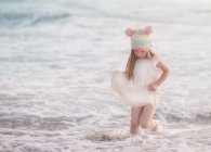 Chica caminando en el océano - foto de stock