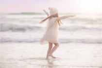 Fille danse sur la plage — Photo de stock