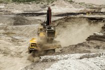 Escavatore al lavoro in una miniera a cielo aperto — Foto stock