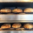 Brot backen im Ofen — Stockfoto