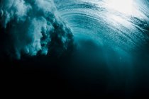Tiro subaquático de onda quebrando — Fotografia de Stock