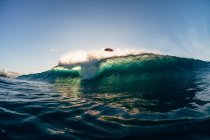 Surfer bei Banzai-Pipeline ausgelöscht — Stockfoto