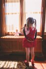 Mädchen fotografiert Spielzeugpuppe — Stockfoto