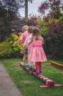 Kinder laufen über Holzstange — Stockfoto
