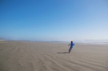 Мальчик бегает по пляжу — стоковое фото